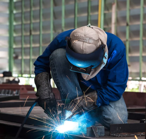 Metalen werknemer lassen — Stockfoto