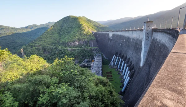 La central eléctrica de la presa de Bhumibol — Foto de Stock