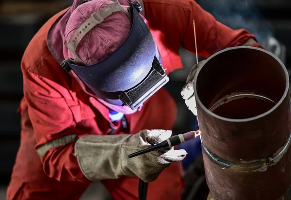 Schweißer in der Fabrik — Stockfoto