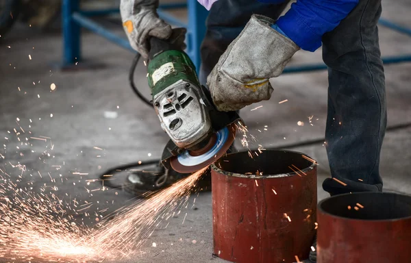 Rettifica elettrica su tubo d'acciaio — Foto Stock