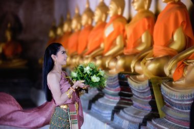 Geleneksel Tayland kostümlü güzel Taylandlı kız.