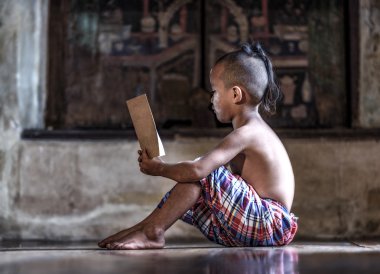 Asyalı çocuk okuma kitabı