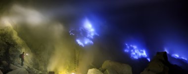 kawah Ijen'de kraterin içindeki kükürt çıkarma