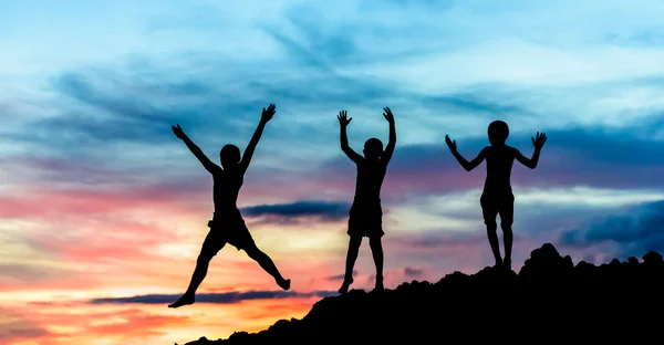 I bambini trascorrono del tempo felice sulla natura estiva — Foto Stock