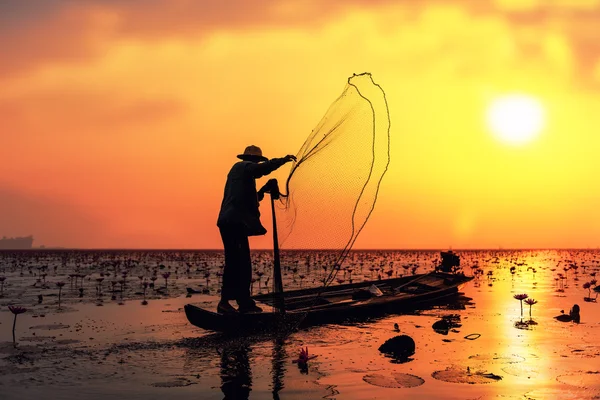 Fisherman in action when fishing — Stock Photo, Image