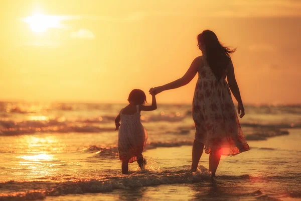 Mãe com sua filha na praia — Fotografia de Stock