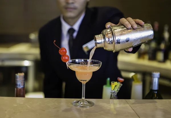 Le barman prépare un cocktail au comptoir du bar — Photo
