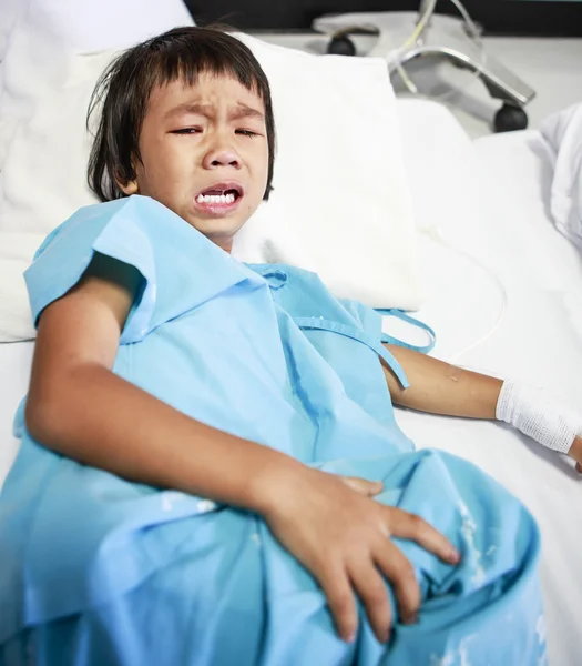 병원 침대에 우는 아픈 어린 소녀 — 스톡 사진