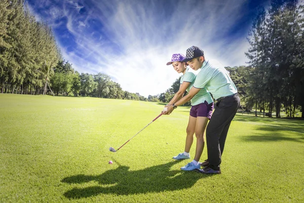 Mladý sportovní pár hrající golf na golfovém hřišti — Stock fotografie