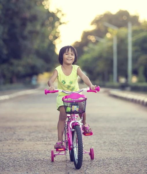 道路上の自転車とかわいい笑顔女の子 — ストック写真