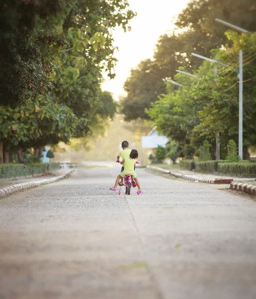 Bambini con le loro bici — Foto Stock