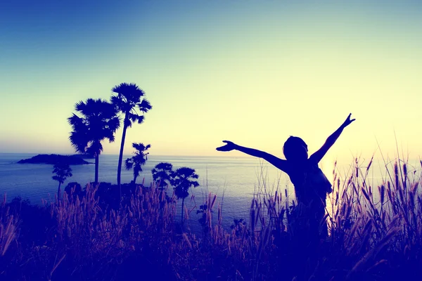 La donna tira le mani al cielo. Libertà — Foto Stock