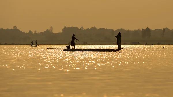 Pêcheurs dans le bateau lever du soleil — Photo