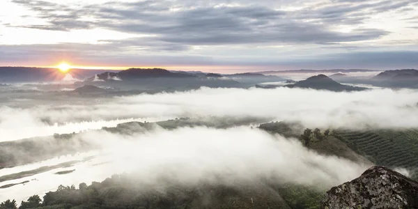 Las colinas en la niebla . —  Fotos de Stock