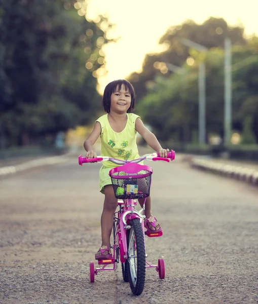 道路上の自転車とかわいい笑顔女の子 — ストック写真