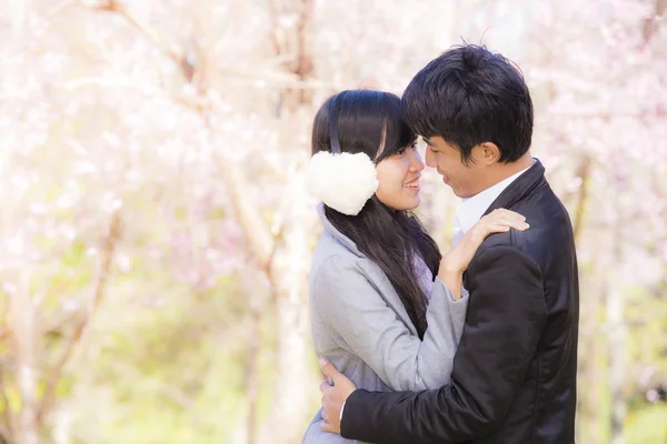 Jeune couple amoureux en plein air. — Photo