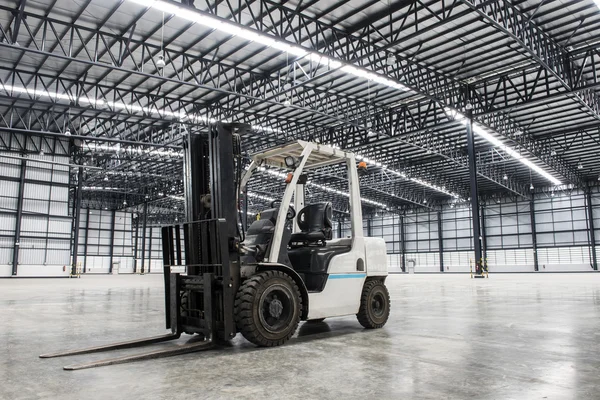 Büyük modern depo forklift yükleyici — Stok fotoğraf