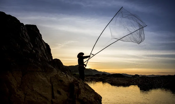 Silhouette dei pescatori in Thailandia — Foto Stock