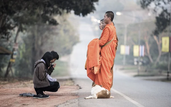 Menschen spenden Opfergaben an buddhistische Mönche — Stockfoto
