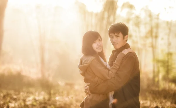 Pareja feliz pasando un buen rato juntos — Foto de Stock