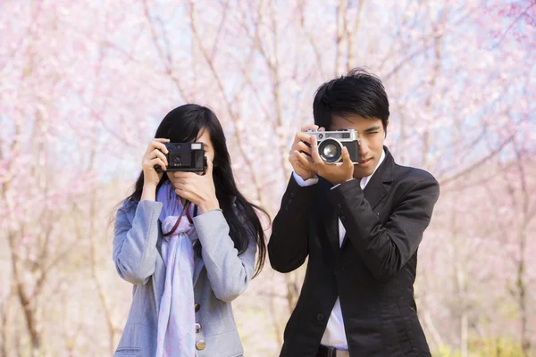 Homme et fille photographe — Photo