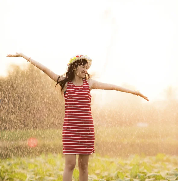 若いタイ女性雨やったから下おかしい — ストック写真