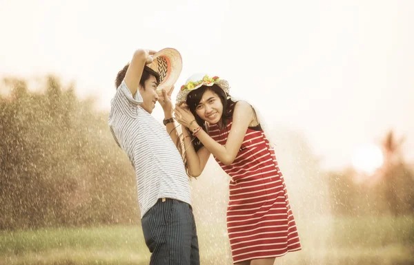 Tiempo romántico bajo la lluvia — Foto de Stock