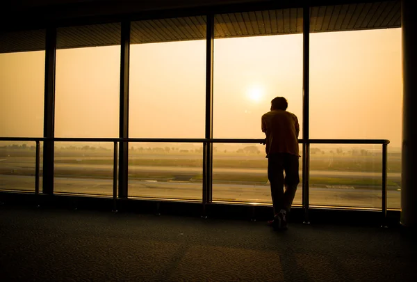 Silhouette eines Mannes, der auf den Flug wartet — Stockfoto