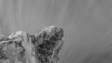 Sivri uçlu taşın sert dokusunu gösteren sert bir kaya minerali. Meteor yağmurunun yansıması.. 