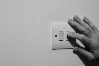 Çift Duvar Işığı Anahtarı, İngiltere 'de Elektrik tasarrufu için Doğal Yaşlıları Gösteren Güç Aracı' nı kapatıyor.