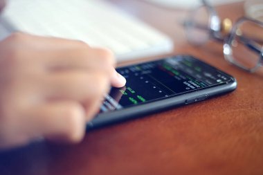 Covid 19 aşı üretimi haberi çıktıktan sonra Tayland borsası dün 38 puandan fazla topladı. Bugün ise 6 Ocak 2021 'de borsa sabah biraz düştü..