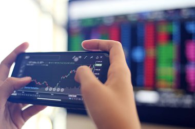 Covid 19 aşı üretimi haberi çıktıktan sonra Tayland borsası dün 38 puandan fazla topladı. Bugün ise 6 Ocak 2021 'de borsa sabah biraz düştü..