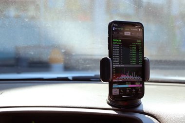 7 Ocak 2021 Tayland 'daki insanlar diğerlerinden uzak durmak için ne gerekiyorsa yaparlar. Artan covid 19 salgını nedeniyle diğer insanlarla görüşmemizi engelleyen bir diğer seçenek.