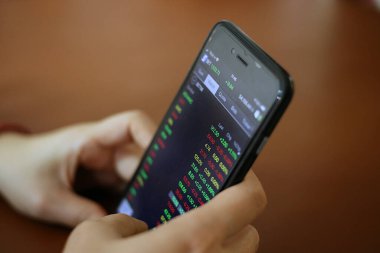 Hükümet bugün bazı vilayetlerde tecrit ilan ettikten sonra, 8 Ocak 2021 'de, çoğu insan evde çalışma yöntemini kullanır. Ticaret de aynı..