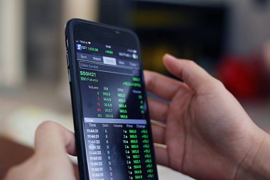 Hükümet bugün bazı vilayetlerde tecrit ilan ettikten sonra, 8 Ocak 2021 'de, çoğu insan evde çalışma yöntemini kullanır. Ticaret de aynı..