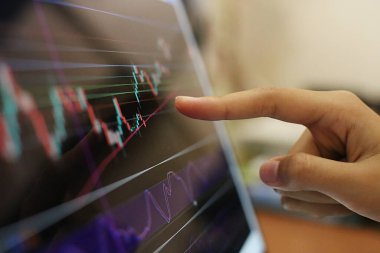 Tayland Menkul Kıymetler Borsası, Akıcı Ticaret Ekranı hisse senetlerinin bir listesini gösteriyor..