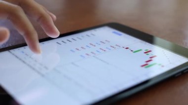 Yatırımcılar hisse senedi ticareti yapıyor. Akıllı telefonlar ve bilgisayarlar kullanarak