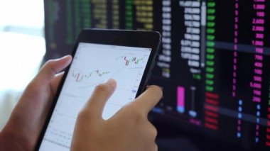 Yatırımcılar hisse senedi ticareti yapıyor. Akıllı telefonlar ve bilgisayarlar kullanarak