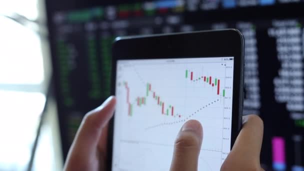 Anleger Handeln Mit Wertpapieren Nutzung Von Smartphones Und Computern — Stockvideo