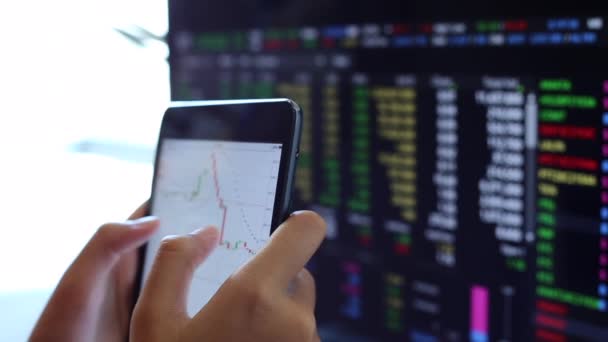 Los Inversores Son Valores Bursátiles Uso Teléfonos Inteligentes Ordenadores — Vídeo de stock