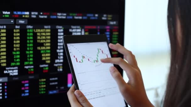 Investoři Obchodují Cennými Papíry Použití Chytrých Telefonů Počítačů — Stock video