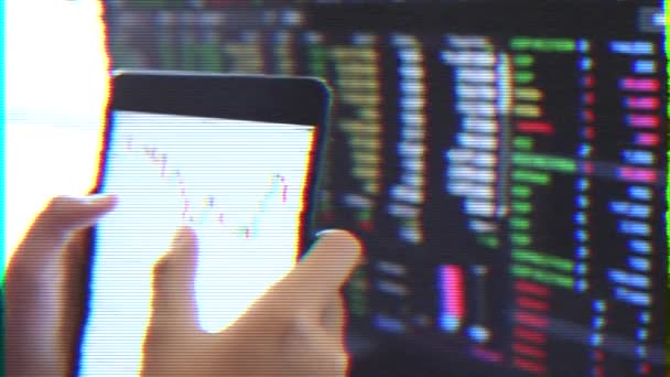 Yatırımcılar Hisse Senedi Ticareti Yapıyor Akıllı Telefonlar Bilgisayarlar Kullanarak — Stok video