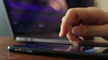 Yatırımcılar hisse senedi ticareti yapıyor. Akıllı telefonlar ve bilgisayarlar kullanarak