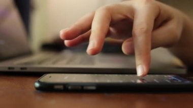 Yatırımcılar hisse senedi ticareti yapıyor. Akıllı telefonlar ve bilgisayarlar kullanarak