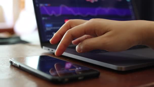 Yatırımcılar Hisse Senedi Ticareti Yapıyor Akıllı Telefonlar Bilgisayarlar Kullanarak — Stok video