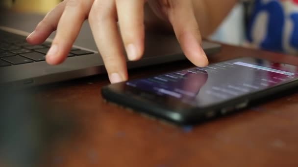 Gli Investitori Negoziano Titoli Utilizzando Smartphone Computer — Video Stock