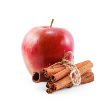 Kırmızı elma ve tarçın beyaz arka plan üzerinde izole