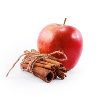 Kırmızı elma ve tarçın beyaz arka plan üzerinde izole