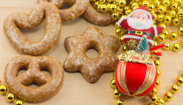 Galletas y decoraciones navideñas en un tablero de madera — Foto de Stock