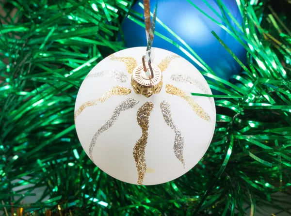 Beyaz balo Noel ağacında — Stok fotoğraf